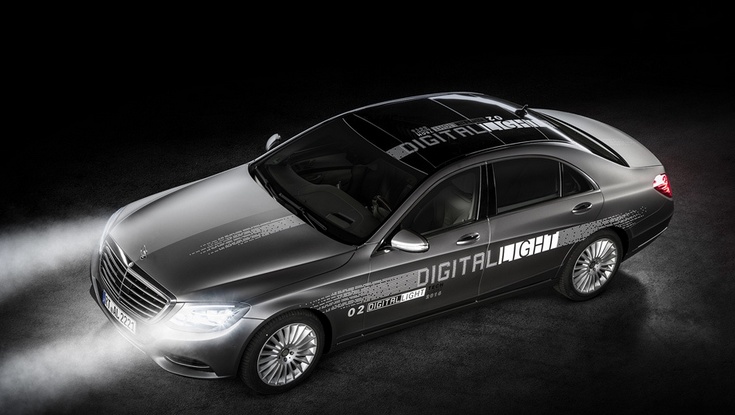 Mercedes-Benz показала адаптивную оптику Digital Light, способную рисовать на дороге различные знаки
