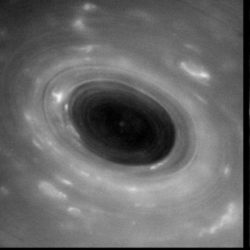 «Кассини» сфотографировал ураганы на Сатурне с небывало близкого расстояния