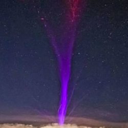В интернет попал завораживающий снимок таинственной фиолетовой молнии
