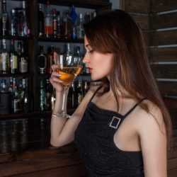Ученые выявили опасность белого вина для женщин