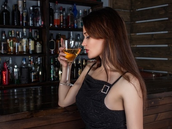 Ученые выявили опасность белого вина для женщин