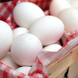 Ученые заявили, что яйца опасно хранить в двери холодильника
