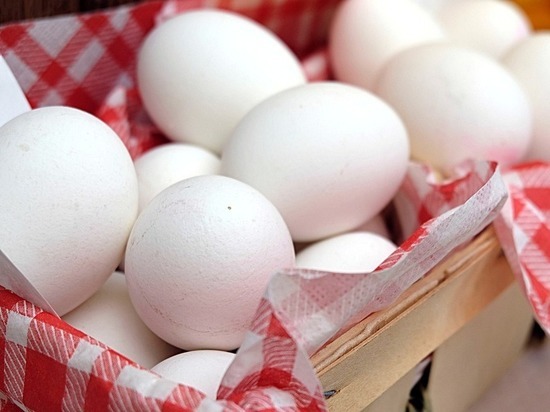 Ученые заявили, что яйца опасно хранить в двери холодильника