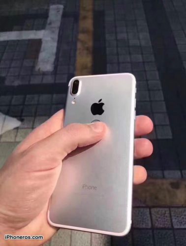 Фотогалерея дня: «живые» снимки смартфона iPhone 8, оснащённого сканером отпечатков пальцев на задней панели