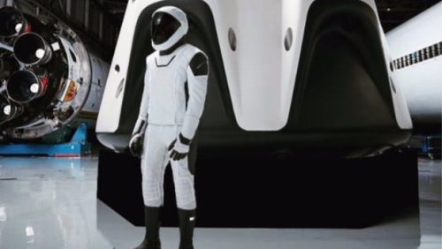 Компания SpaceX демонстрирует полный вариант скафандра для экипажа космического корабля Crew Dragon