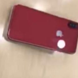 iPhone X в красном цвете запечатлен на видео