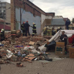 В Балашихе на посетителей рынка рухнула стена