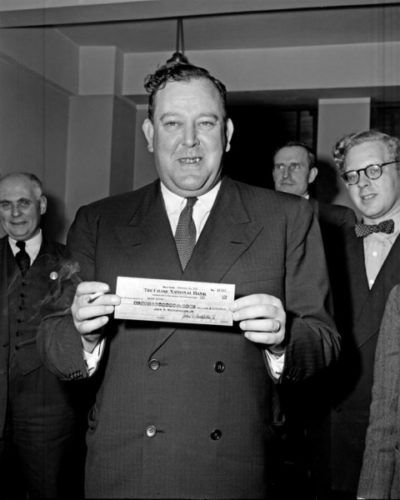 Первый генсек ООН Трюгве Ли демонстрирует чек на $8,5 млн, 1947 год, США