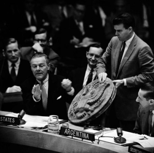 Представитель США в ООН Генри Кэбот Лодж демонстрирует советский «жучок», 1960 год, США