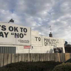 В Австралии пиццерия переделала протестный билборд против однополых браков в билборд против ананасов в пицце