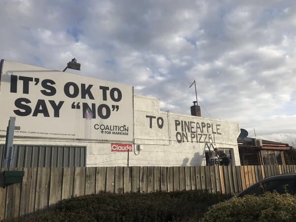 В Австралии пиццерия переделала протестный билборд против однополых браков в билборд против ананасов в пицце