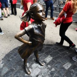 State Street Corporation заплатила за угнетения при создании статуи против гендерного неравенства
