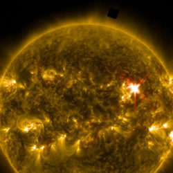 Уфологи сообщили об огромном кубическом объекте рядом с Солнцем