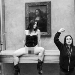 В Лувре художница обнажилась перед картиной  Леонардо да Винчи "Мона Лиза"