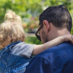Психологи выяснили, чем занимаются отцы, пока матери работают по дому