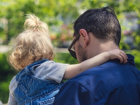 Психологи выяснили, чем занимаются отцы, пока матери работают по дому