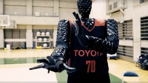 CUE - робот-баскетболист от компании Toyota, который превосходит профессиональных игроков по точности бросков