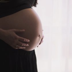 Беременность странно влияет на голос, установили ученые