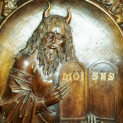 Почему Моисея изображали с рогами на голове?