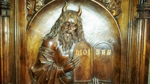 Почему Моисея изображали с рогами на голове?