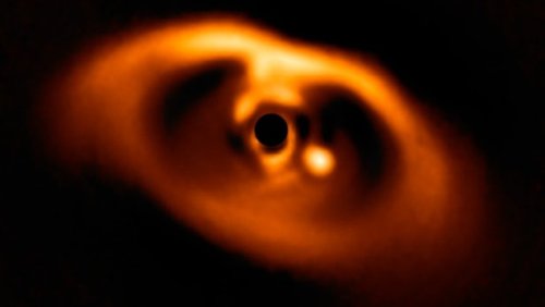 Астрономам удалось сделать первый в истории снимок "новорожденной" планеты