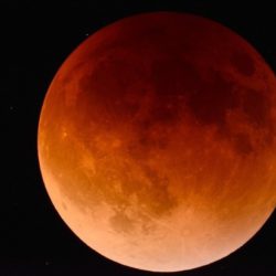 Лунное затмение 27 июля станет судьбоносным: астрологи рассказали, чего опасаться