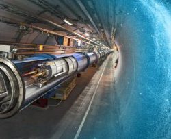 Ученые CERN объявили об обнаружении двух новых частиц и о возможном обнаружении третьей