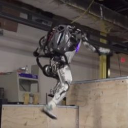 Робот Atlas компании Boston Dynamics обрел навыки хорошо тренированного "паркурщика"