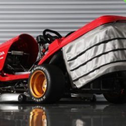 Машины-монстры: Mean Mower V2 - газонокосилка компании Honda, способная разгоняться быстрее 240 км/ч