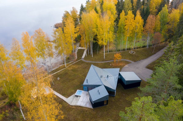 Современная лесная резиденция у озера в Финляндии
